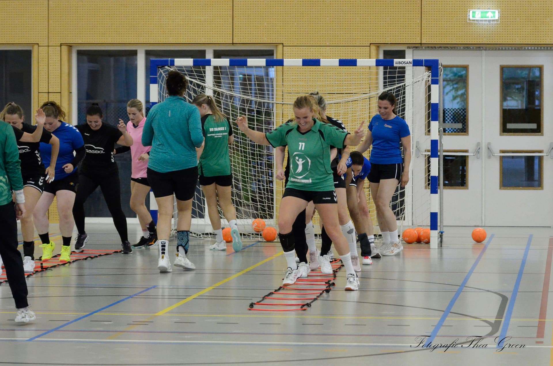 Vrouwen handbal community traint op de loopladder tijdens een Skillz & Play Night