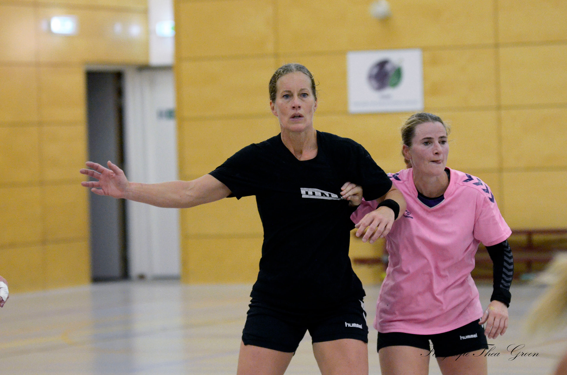 Miranda Hooiveld in duel tijdens een Match Night van de Handbalclub