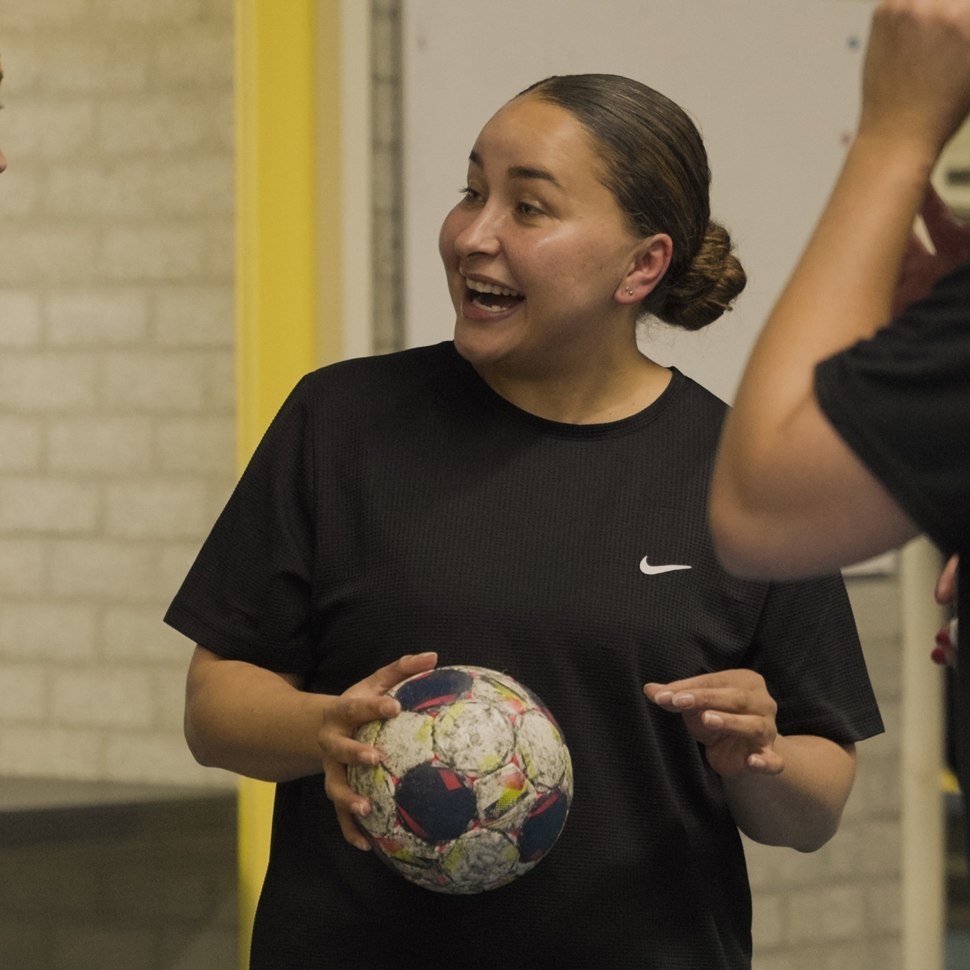 Clubmate van de Handbalclub lacht na een avond handballen met hars